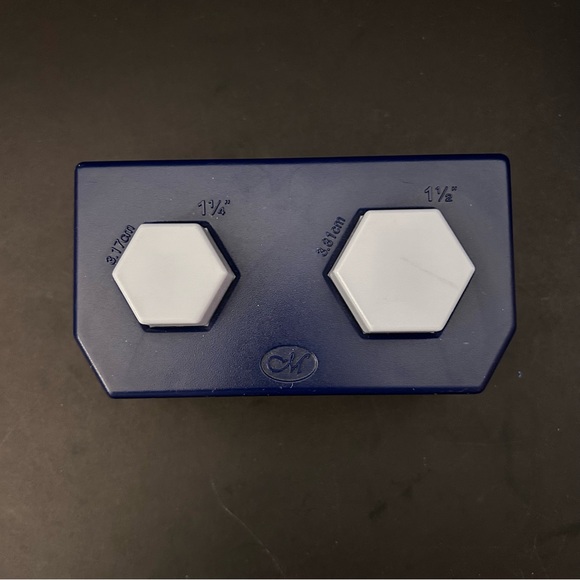 The Creative Memories hexagon maker (1-1/4” & 1-1/2”) - Picture 3 of 4